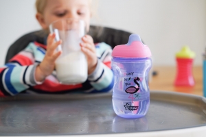 Bác sĩ Mỹ trả lời uống sữa khi bị cảm cúm hoặc ho, trẻ bị nhiều đờm hơn?